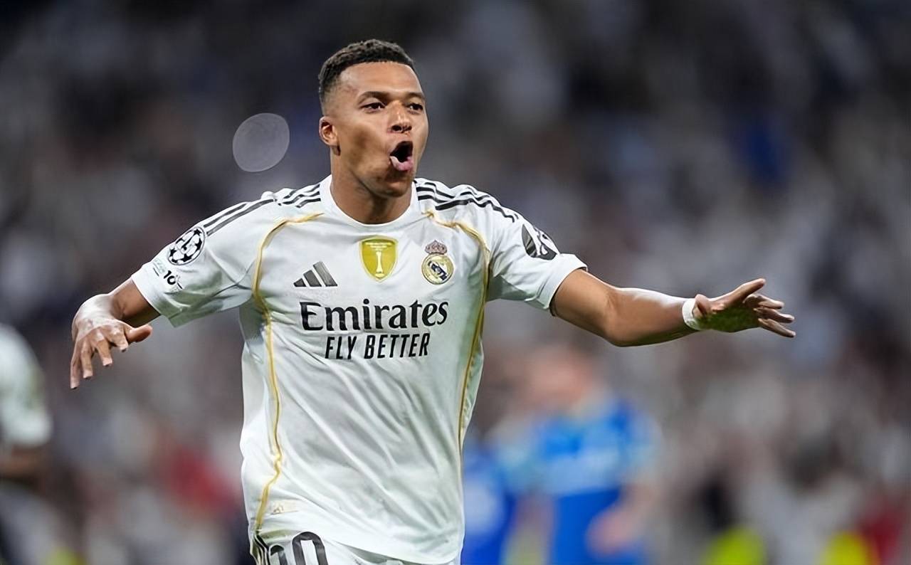 裁判刚掏红牌，姆巴佩立马摘下卡瓦哈尔队长袖标，球迷：能成大事